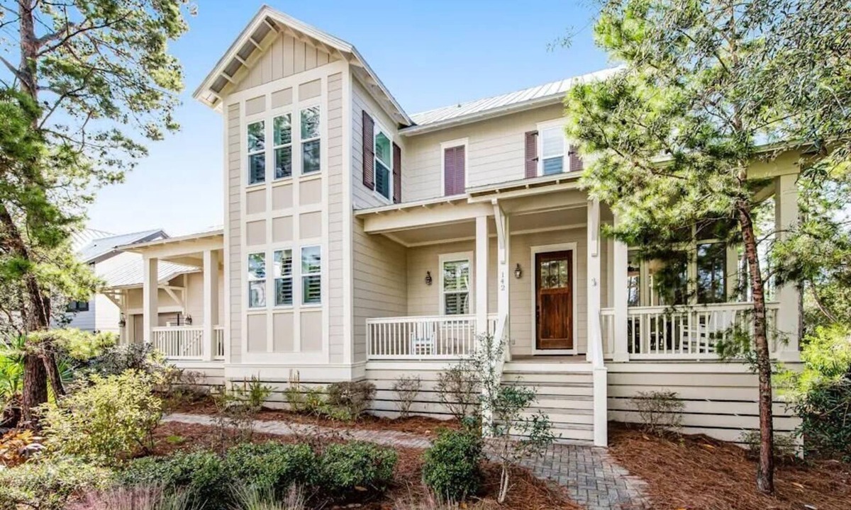 Lakeside at Blue Mountain Beach House | Summers not over! Discounts offered, walk to the beach, community pool.