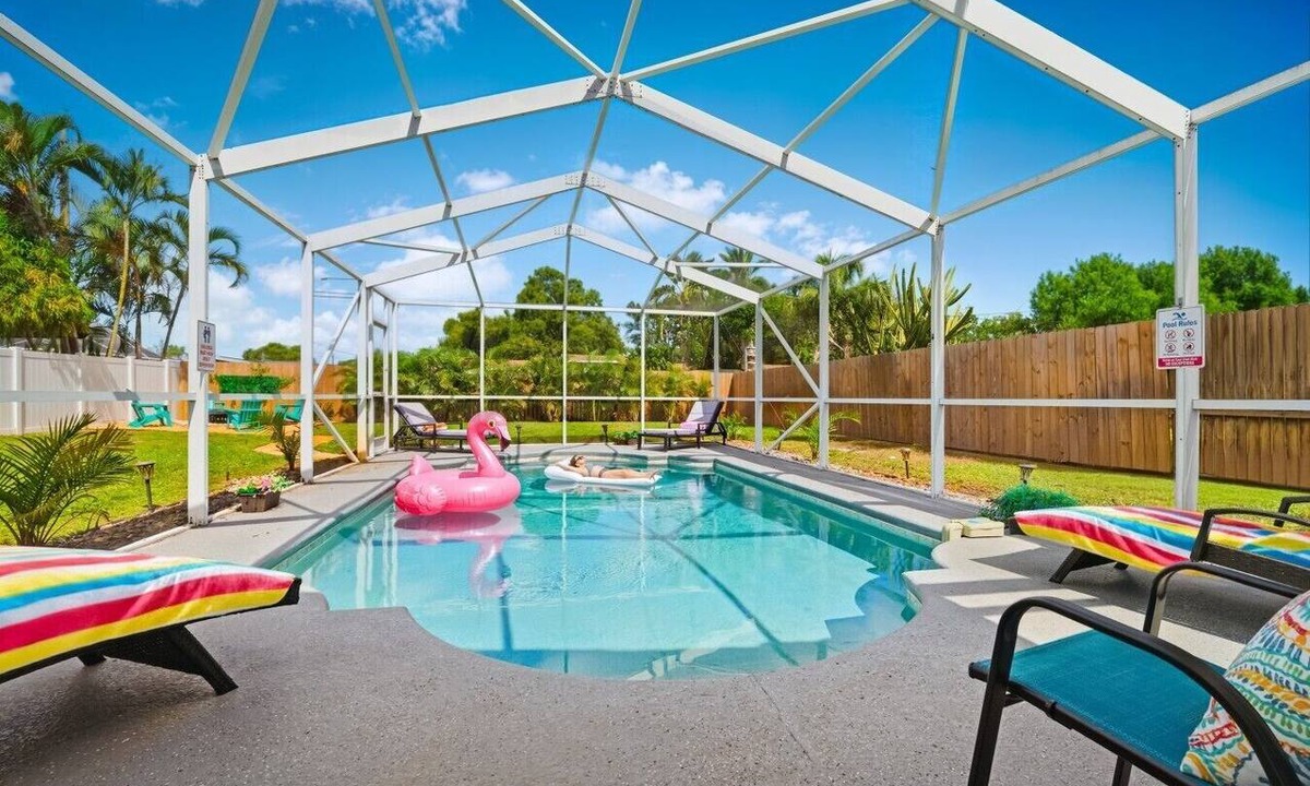 Disston Heights House | Sun Oasis ·Mins to Madeira & Gulf Bchs ·3BR ·Sleep 8 ·Private Pool ·Game Room