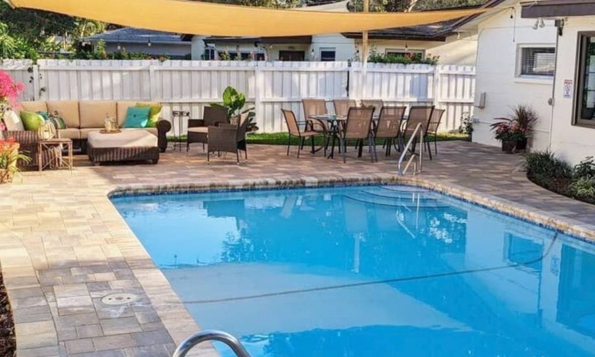 South Pinellas Community Council House | Sunbathers Casa: Huge Pool & 6 Mins to the Beach!