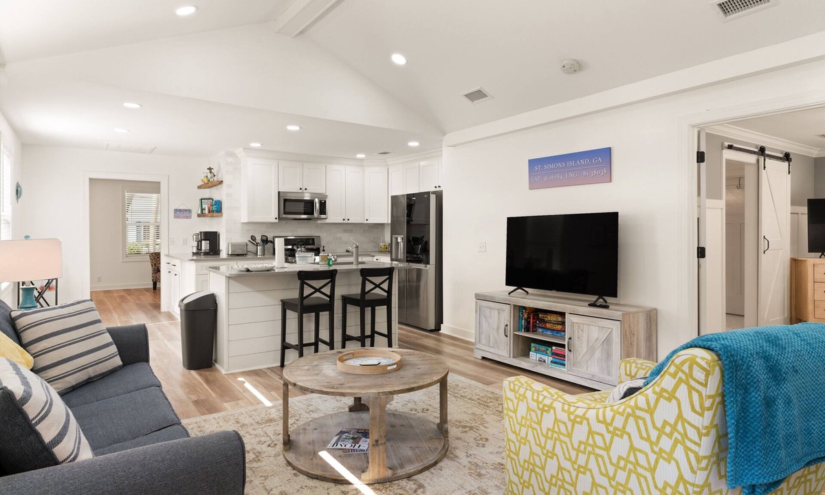 Saint Simons Heights Cottage | Sunflower Hideaway -Walk to eats, bike to beach, pet friendly, Relaxed backyard.