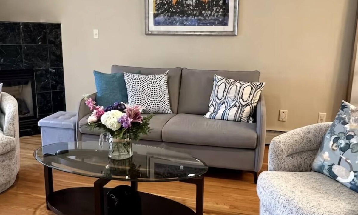 Palisades Park House | Sunny, Convenient 3-bedroom house with AC in Palisades Park
