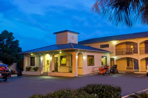 Walterboro Hotel | Super 8 by Wyndham Walterboro