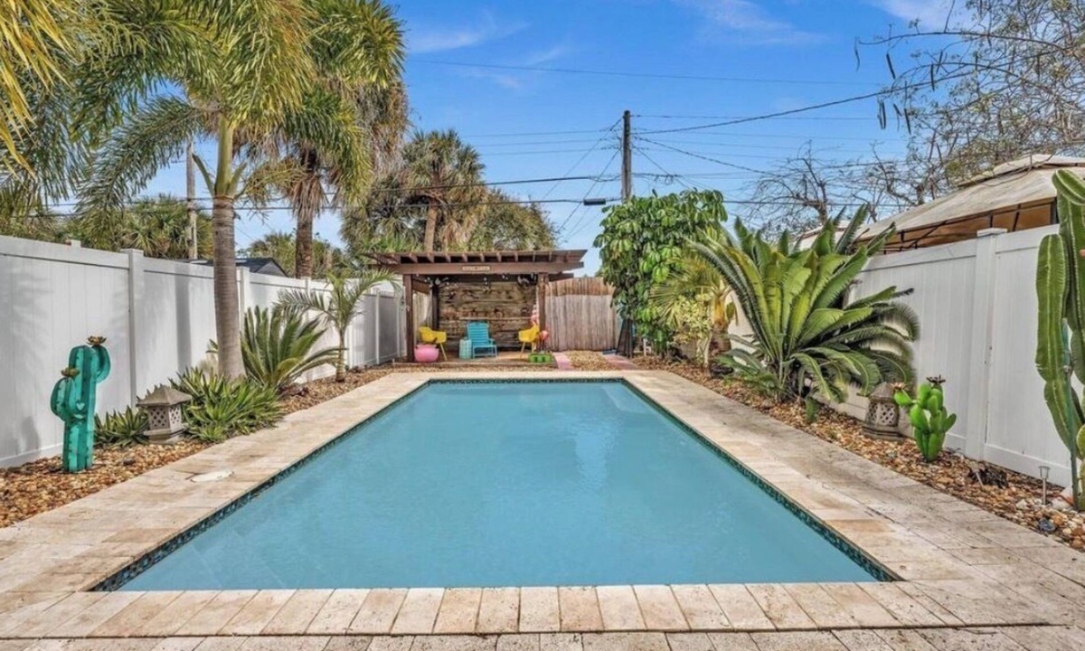 Mango Groves House | SUPER CUTE 2-BDR Lake Worth Beach Pool House - walk to town, golf & beach!