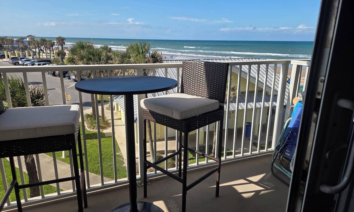 Silver Terrace Condo | Surfboard Shack, Cool 1-bed, walk to everything! Huge pool, hot tub, grill& WIFI