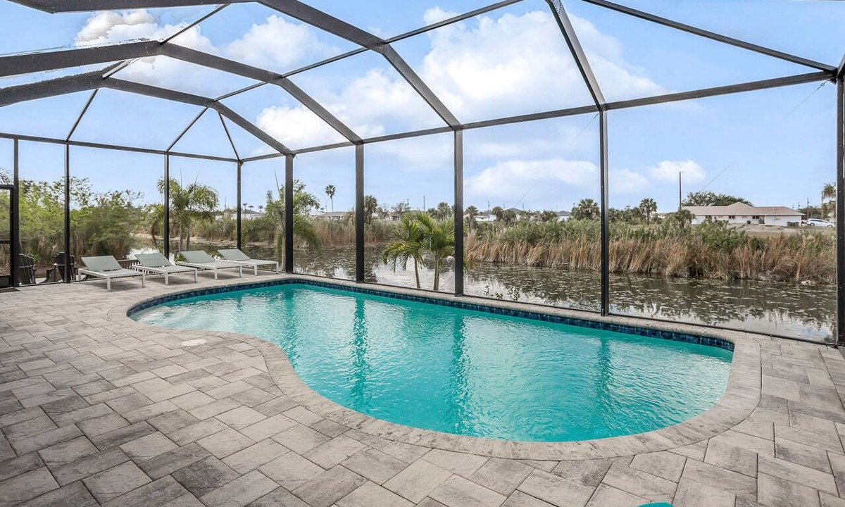 Diplomat House | SWEETWATER BAY - Waterfront Cape Coral Pool house 3/2 fenced yard, kayaks, bikes