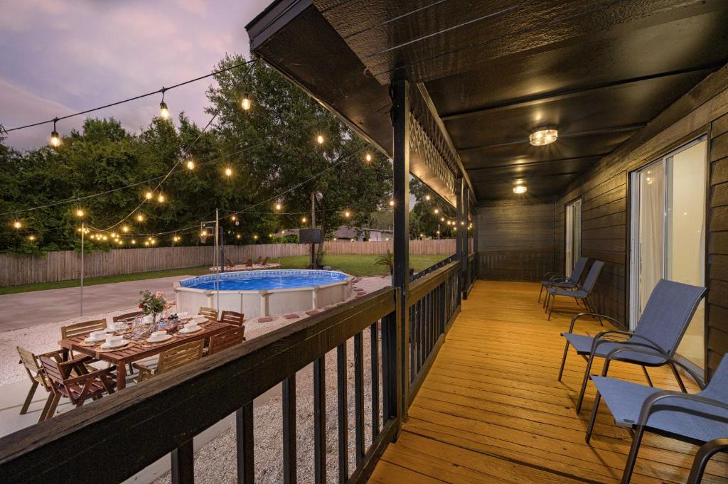 Tampa House | Tampa Retreat: 11 Beds, Game Room & Pool!