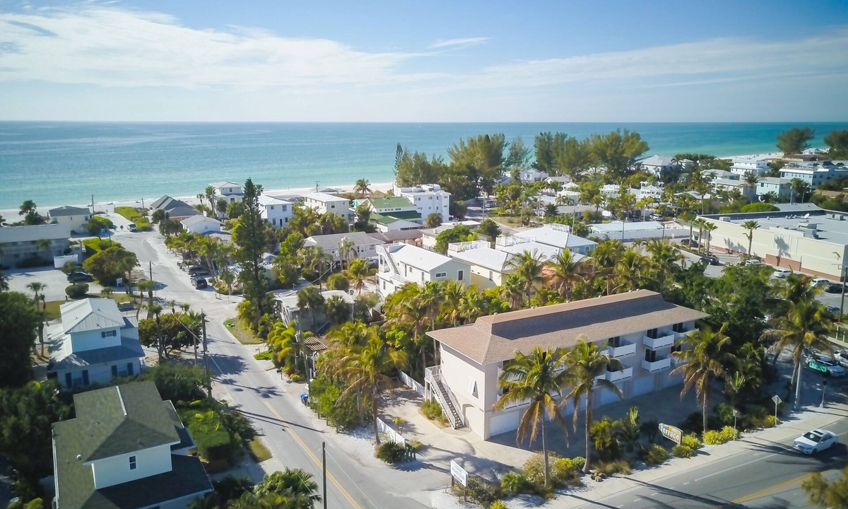 Ilexhurst House | Terrace Condo 1 · 3 Lanais · Trolley · Pool