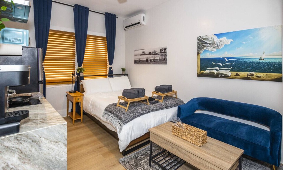 St. Petersburg Bed & Breakfast | The 1888 Hotel (103) Queen Studio Suite