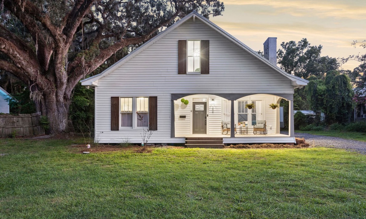 Live Oak House | The 1923 Historic 5BR Fire Pit · Sleeps 10