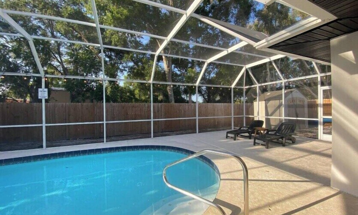 Kensington Park House | The Black Swan | Private Pool + Outdoor Dining
