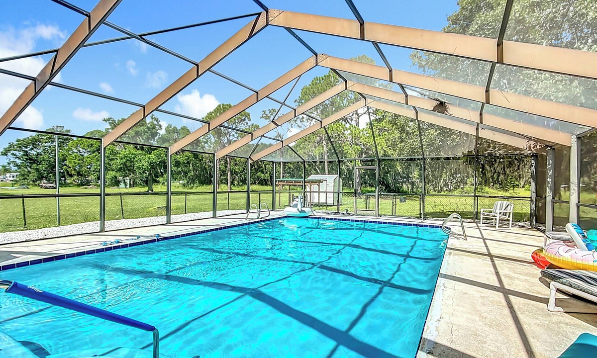 Florida South Atlantic Coast House | 'The Bradley' Cozy 3 BR in charming Frostproof. Pool. Public boat ramp. Quiet.