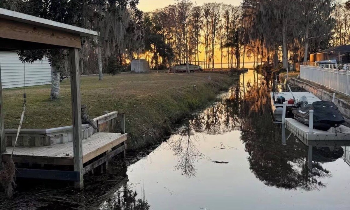 Tavares House | The Canal House on Lake Harris