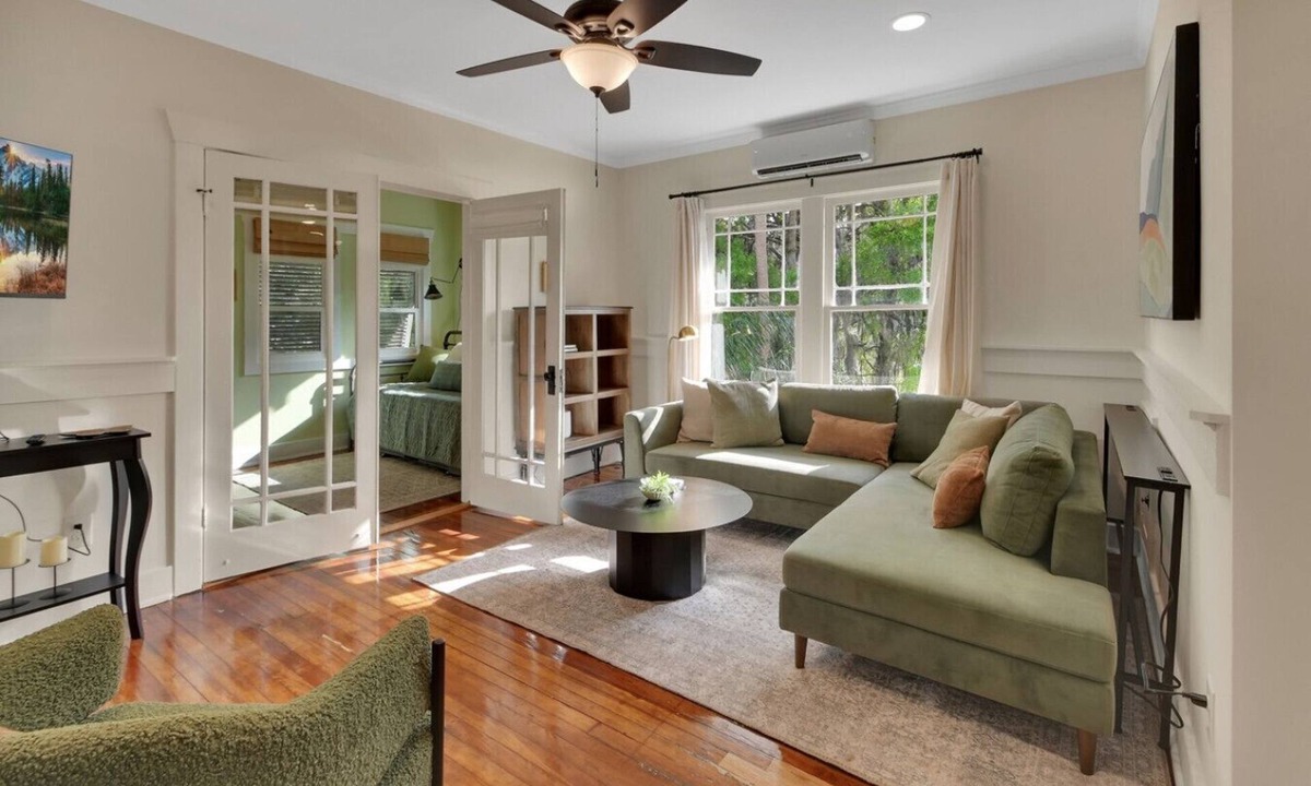 Rogers Deland House | The Canopy | Historic and Bright 2BR Flat, High Ceilings, Stetson & Downtown