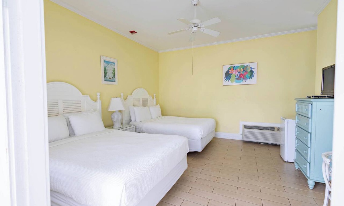 Historic Seaport Apartment | The Curry Poolside | Ground Floor Two Queens