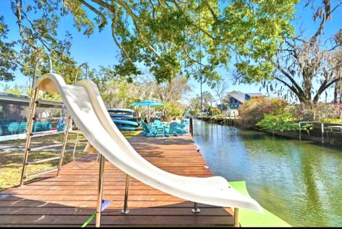 Weeki Wachee Gardens House | The Fancy Fin- Near Roger's Park, Waterslide, Fenced Yard