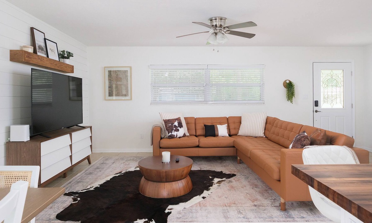 Springtree House | The Gator Getaway - Sleeps 10/Huge Backyard