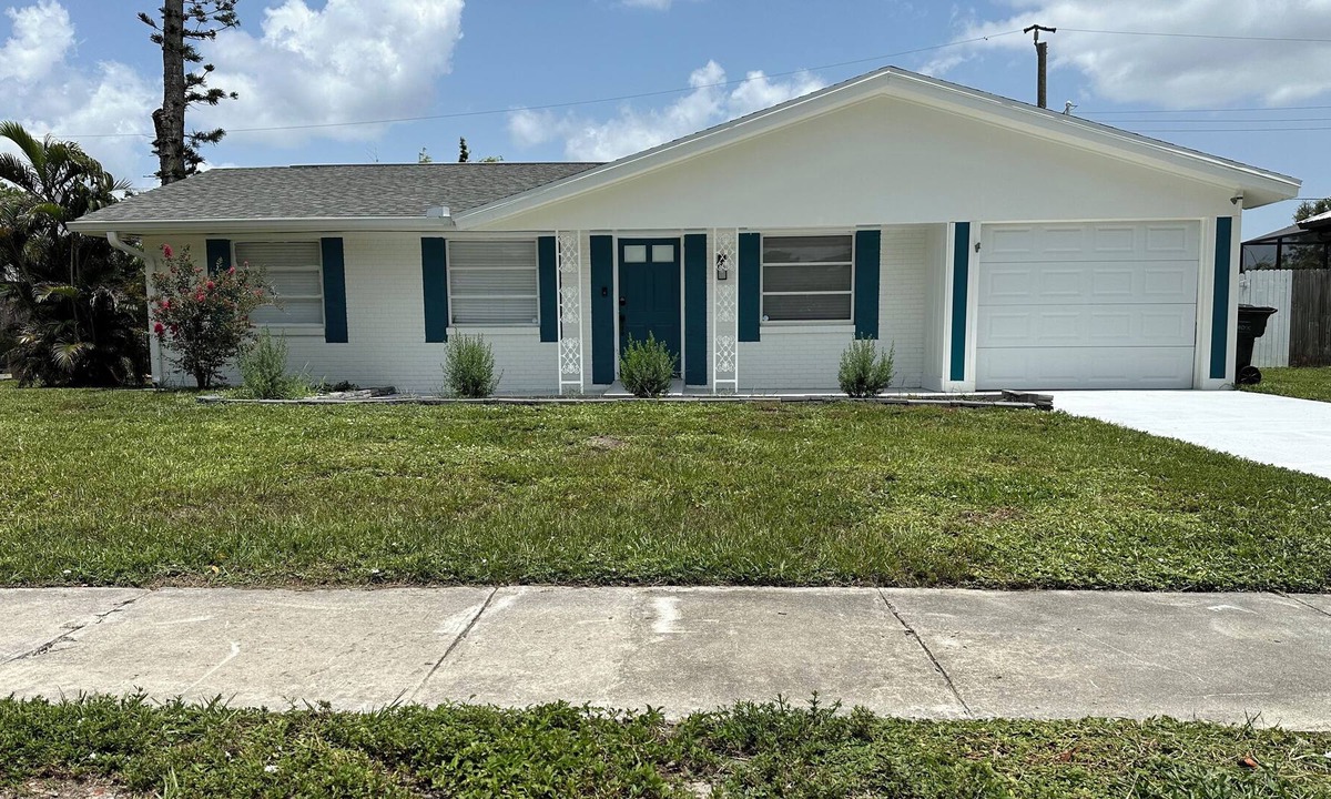 Cypress Lake House | The Getaway House! 10-15 Minutes away from the beach and downtown Fort Myers.