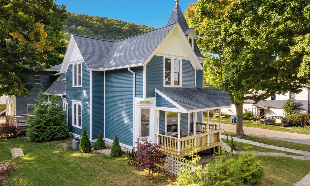 Elberta House | The Glarum House - Gorgeous Dog-Friendly Historic Home in Great Location with Central A/C!