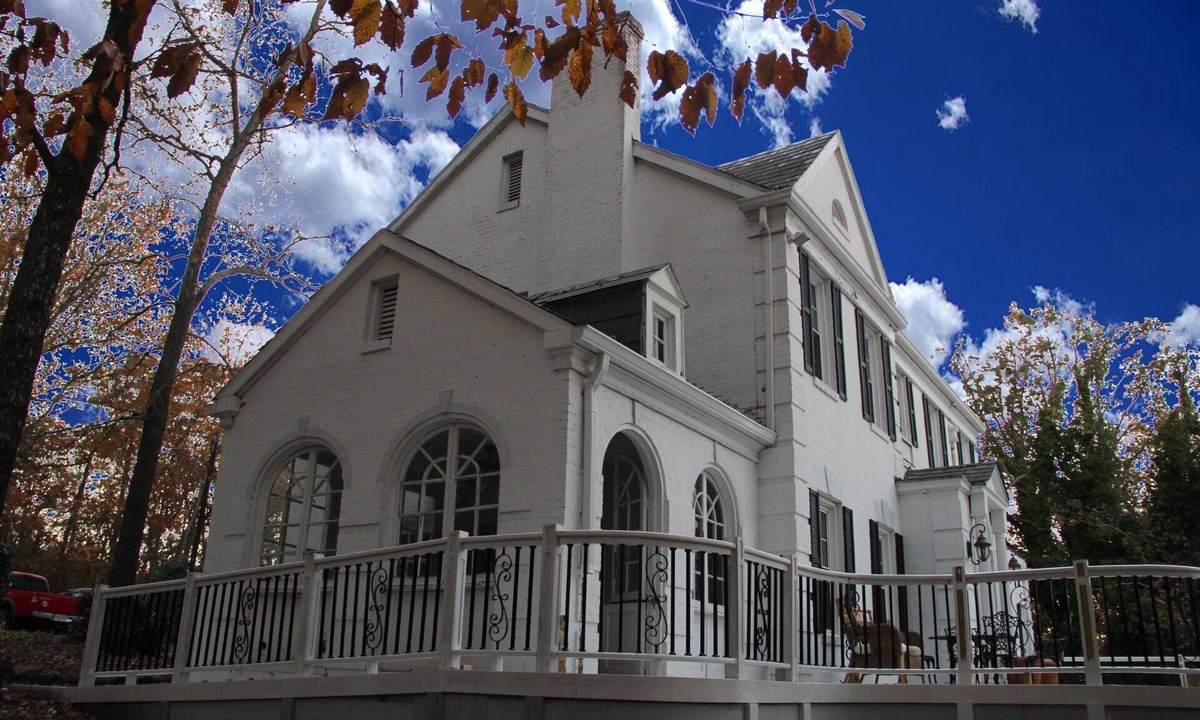 Warm Springs House | The historic Art Deco Hardaway Cottage can host your special event or vacation.