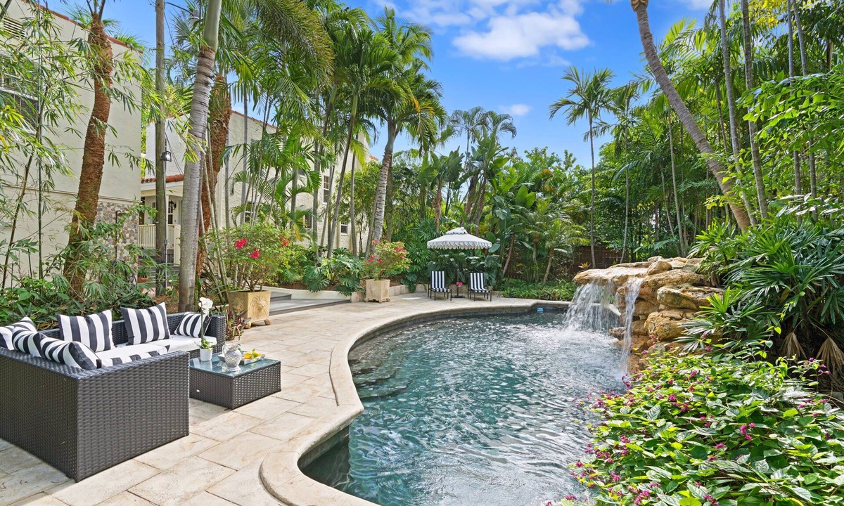 Flamingo Parks House | The Historic Flamingo Falls Estate - Sleeps 10!