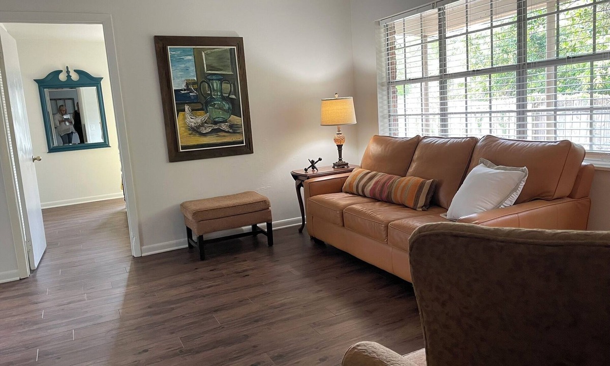Douglas House | The Hummingbird: Private Bathrooms, Pet Friendly, in the Heart of Douglas