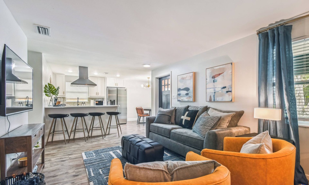 Carver City - Lincoln Gardens House | The Ideal Location! Near Raymond James, interstate, downtown & 35 min to beach!