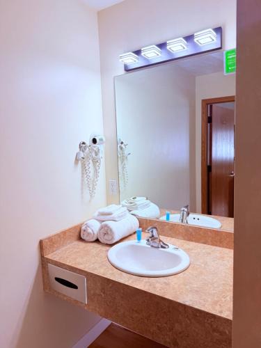 Mayfield Hotel | The Kingsley Suites