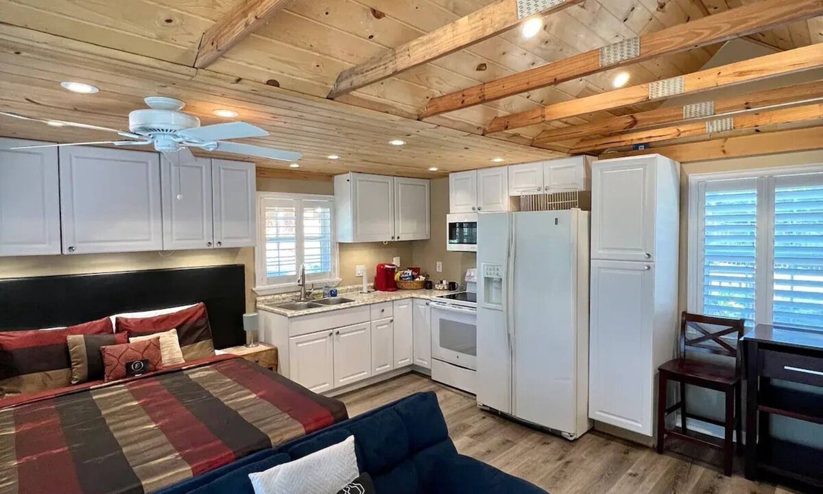 Lake Alfred Cabin | The Lake Alfred Citrus Wood Guest Cabin