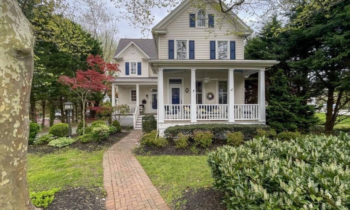 Village Green House | The Marlin House, 6 bedrooms 4 full baths sleeps 16 & pet friendly