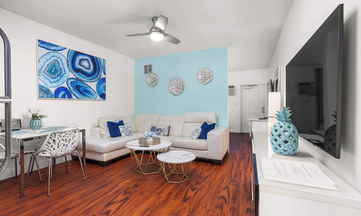 Hollywood Condo | The Pearl Boutique Suites - Suite Eight