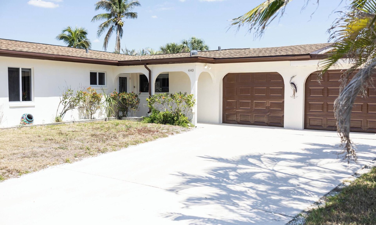 Mid Island House | The Pelican House - Big House on Canal with Pool! Come relax on the water.