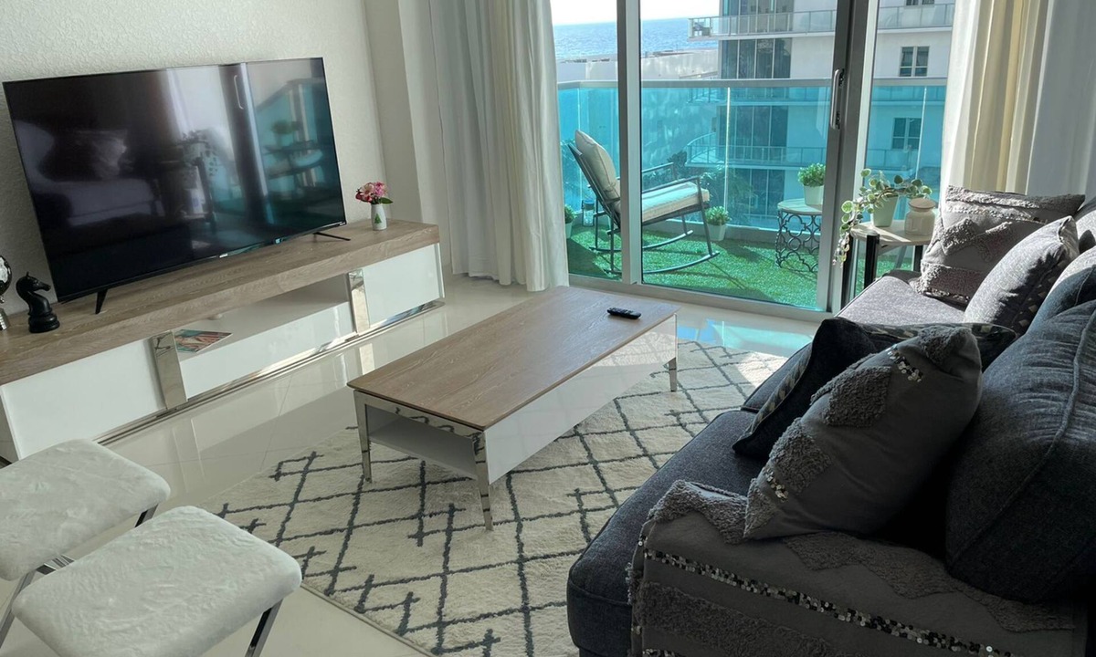 Hollywood South Central Beach Condo | The Perfect Getaway for a Relaxing Beach Vacation! 2 queen beds, and sofa bed !