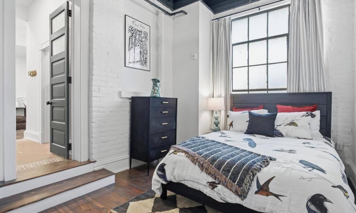 Downtown Jacksonville Apartment | The Raven Hotel 2nd Floor - Pool OnSite Parking