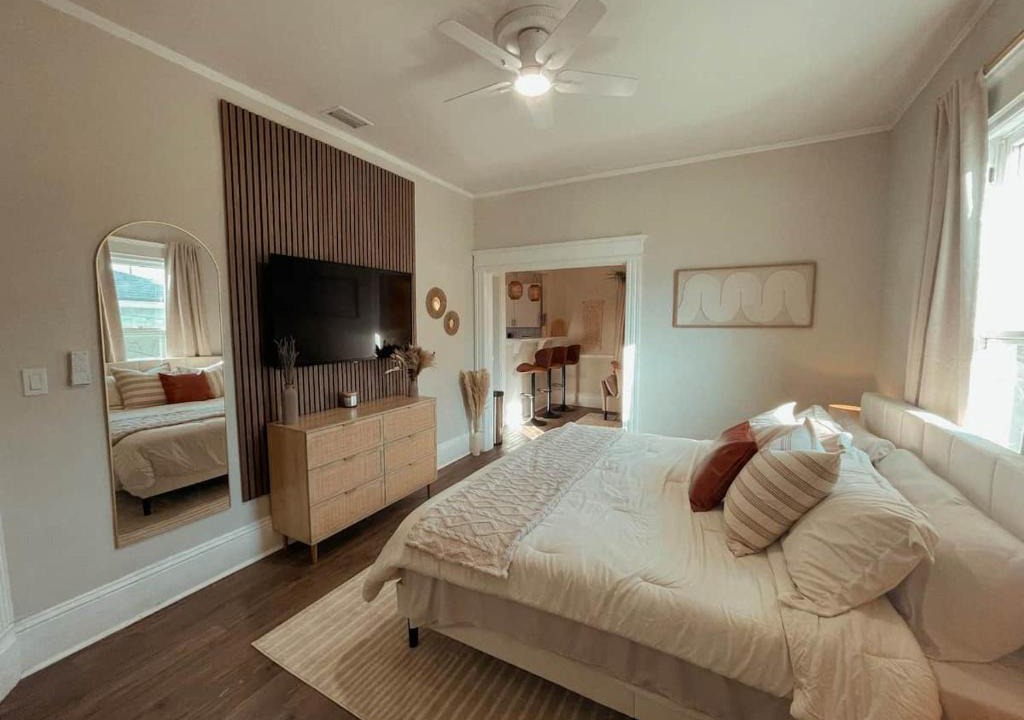 Springfield Apartment | The Sandstone Suite