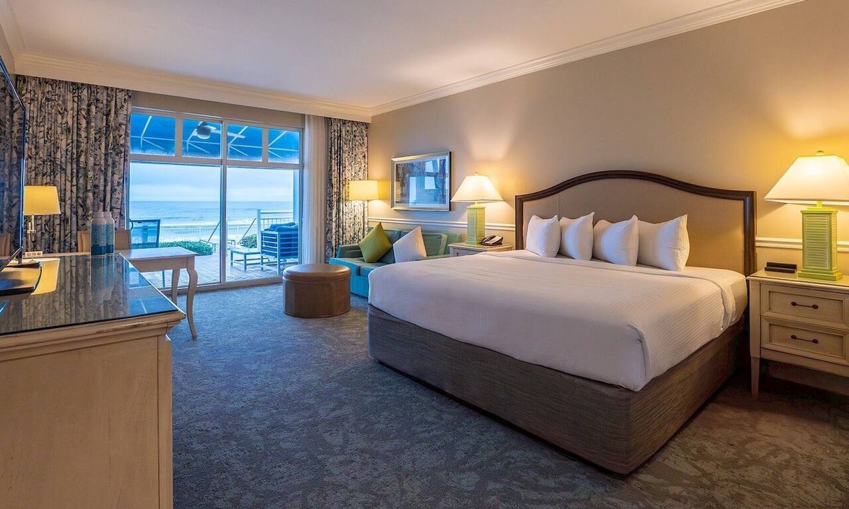 Daytona Beach Shores Hotel | The Shores | Coastal King Balc | Beach yoga, spa, s’mores