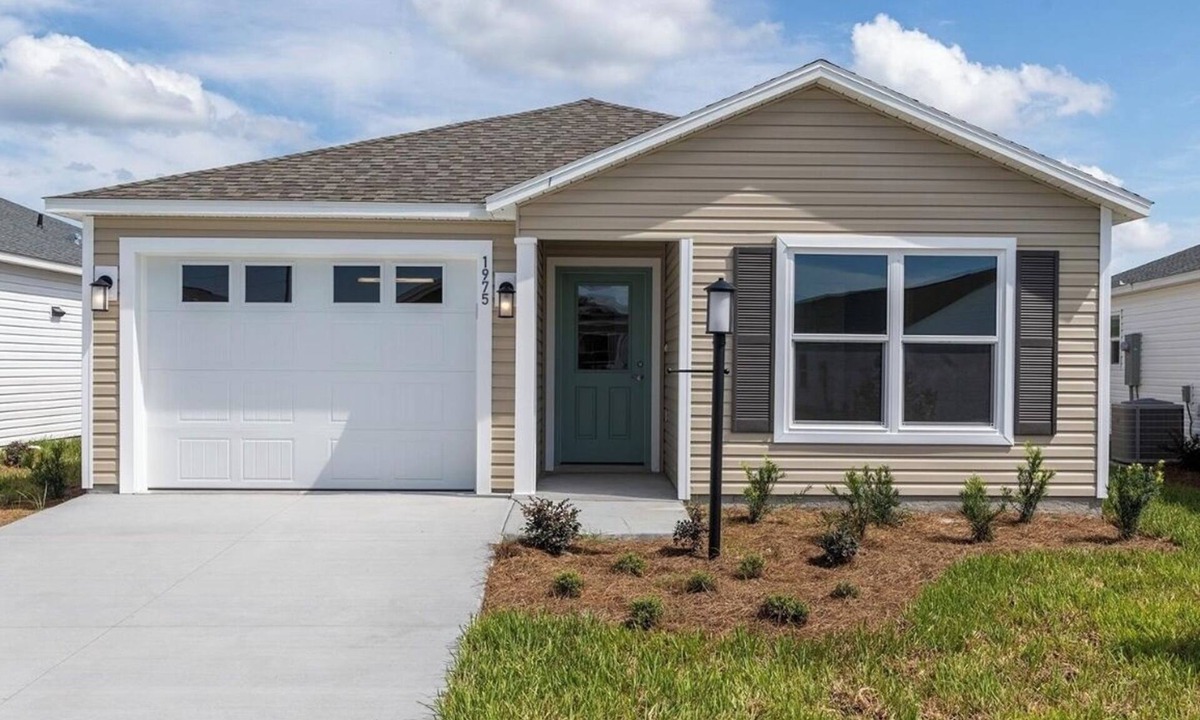 Candler House | The Villages-Adorable Patio Villa with golf car located close to entertainment.