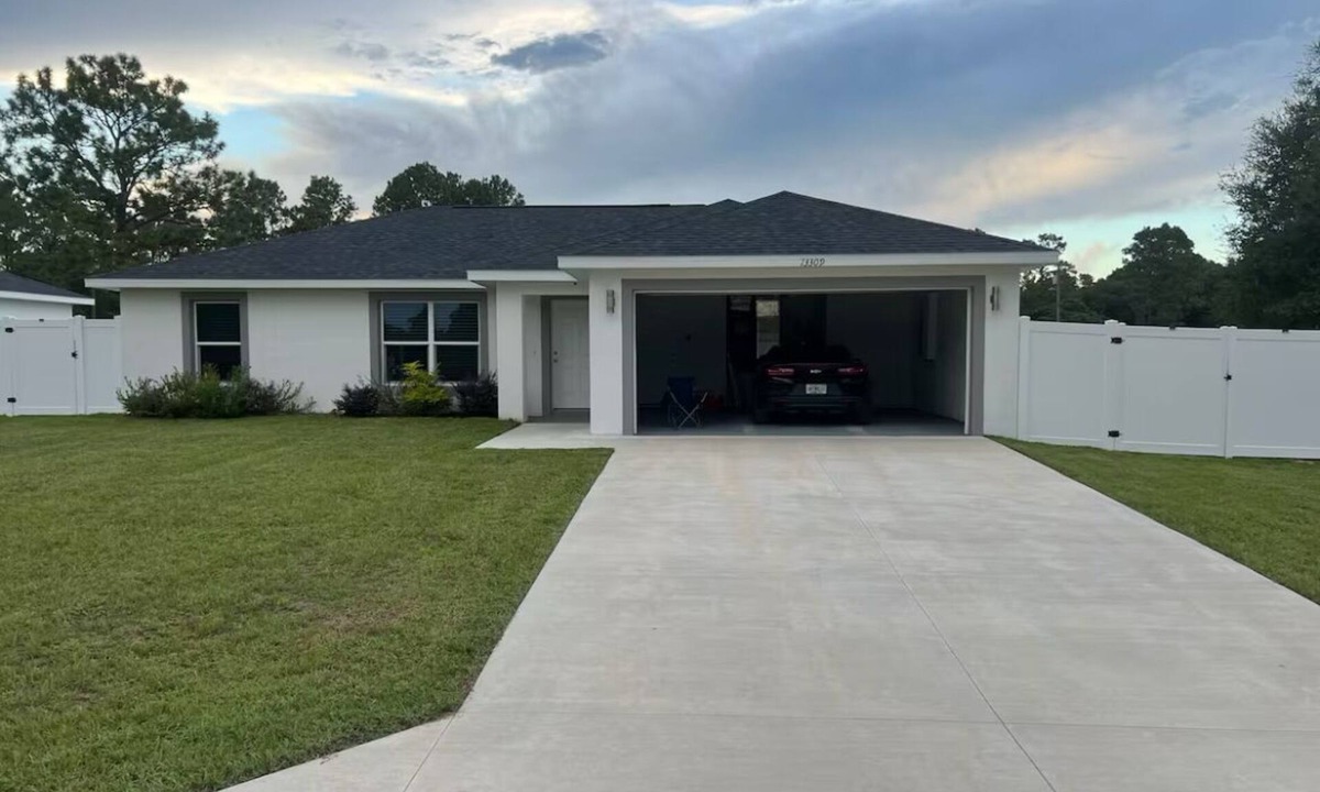 Dunnellon House | The World Equestrian Center is 15 minutes away. lake park less then 1min away.