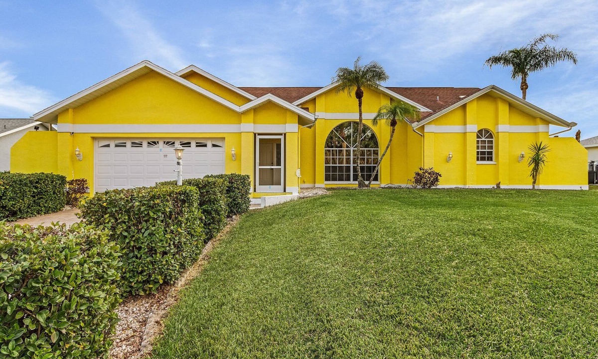 Eisenhower House | The Yellow | Lakefront Home, Heated Pool & Spa