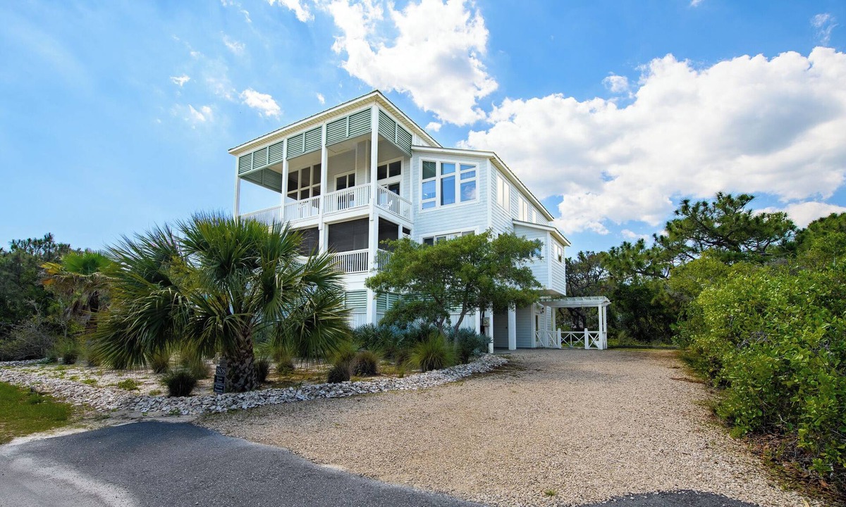 Plantation House | THIS FABULOUS FIRST-TIER PLANTATION property is the ultimate family gathering place!