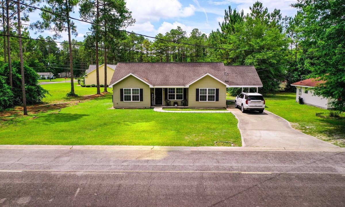 Waycross House | This is a 3 bedroom and 2 bath house located in a quiet neighborhood with love.
