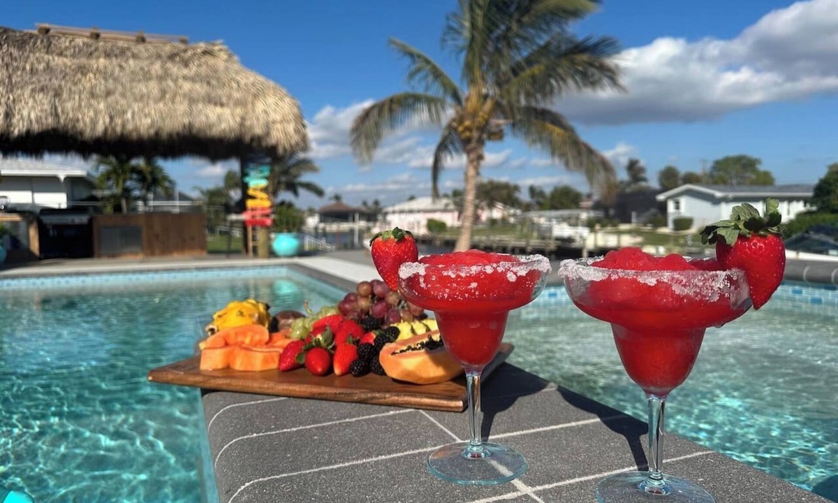 Caloosahatchee House | TIKI on the CANAL mini-putt pool/spa kayak fishing