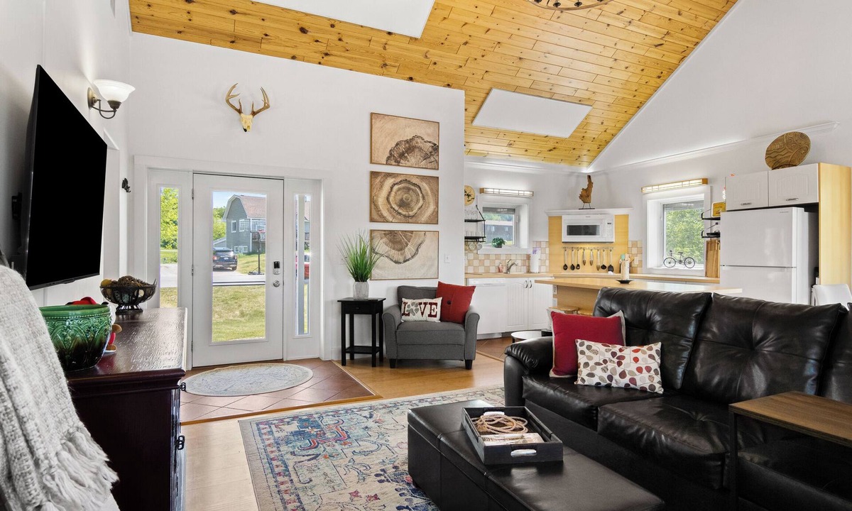 Boyne Falls House | Toasted Marshmallow - Perfect for Golfers, Snowmobilers & Outdoor Enthusiasts
