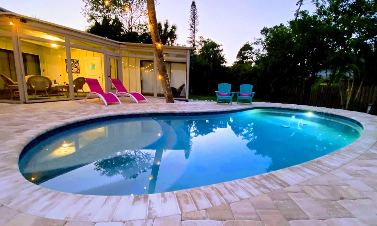 Bay Isle House | Tons of Amenities. Saltwater pool, e-bikes, beach gear and more!