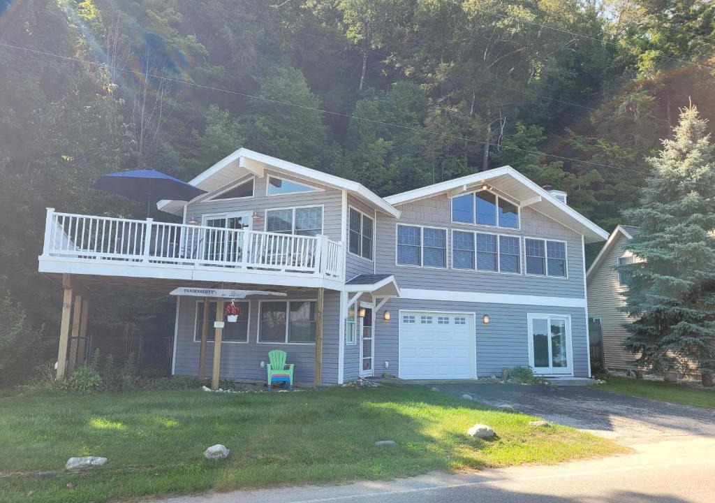 Frankfort House | Trader Scott's - Lakefront and Gorgeous!