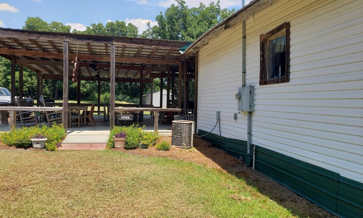 Dover House | Tranquil Fishing & Nature Retreat! Minutes from Ga Southern, all of 157 acres!