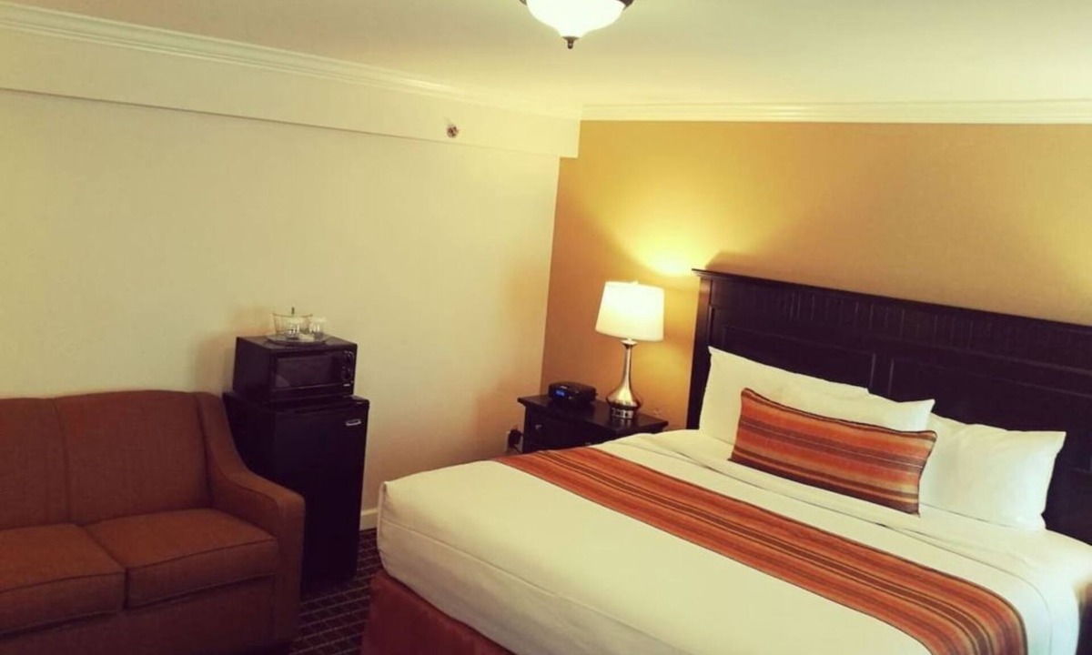 West Orange Hotel | Tranquil Room with Gym at Wilshire Grand Hotel