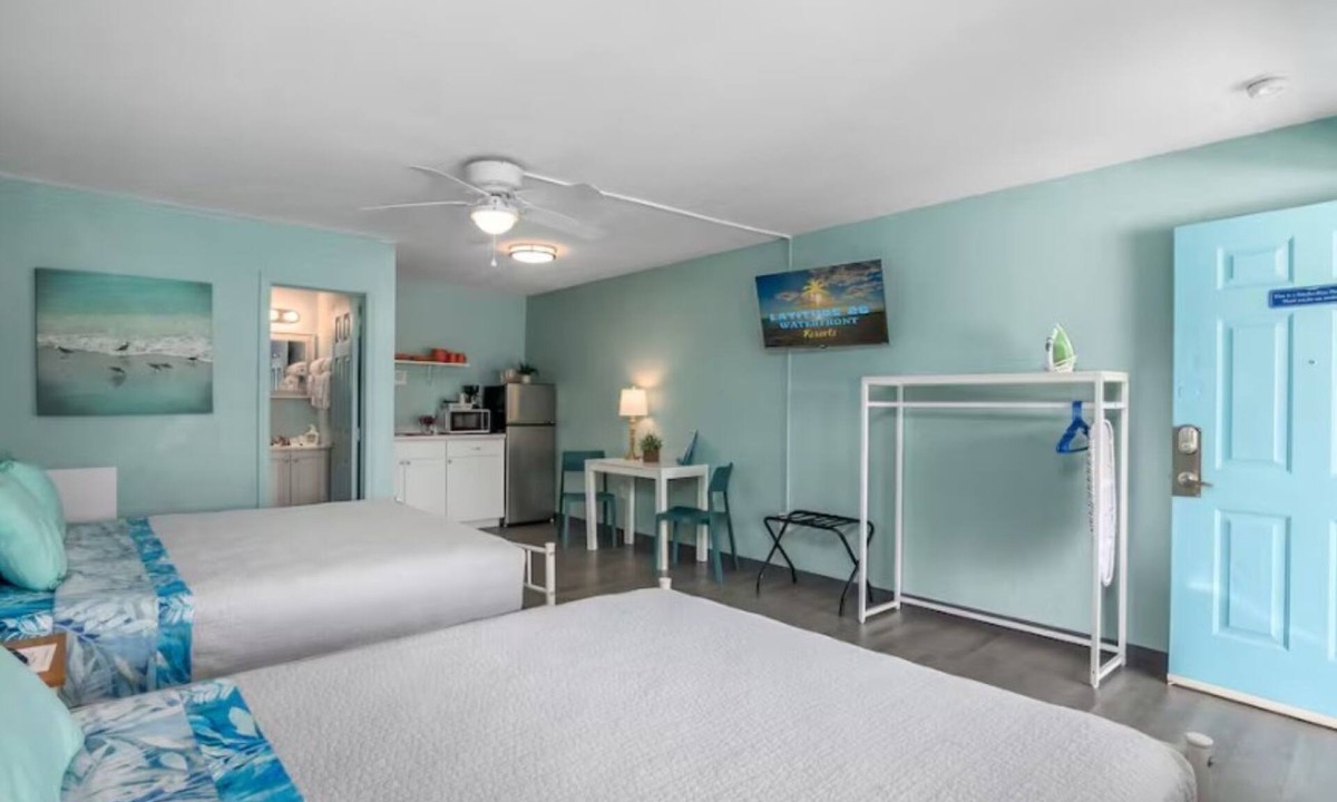 Fort Myers Beach Hotel | Tropical King and Queen with Kitchenette in Fort Myers Beach