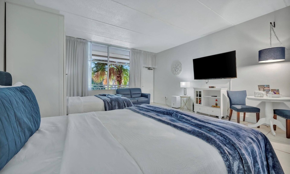 Ruskin Apartment | Tropical Suite Sleeps 4! Beach Access & Hot Tub