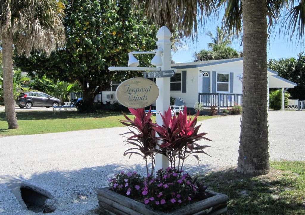 Tradewinds Hotel | Tropical Winds Beachfront Motel and Cottages