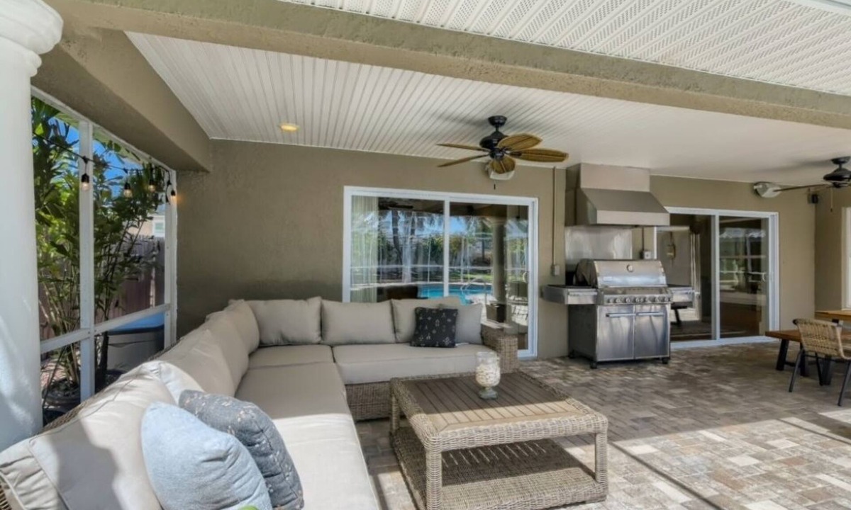 Seminole Villa | Tuscan Villa with a Pristine Pool! Minutes from Redington Beach